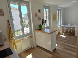 Plein cœur centre historique de Charlieu avec parking et garage vélo moto