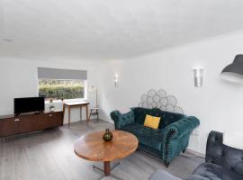 3BR Family House with Free Parking in West Lothian，位于Whitburn的酒店