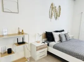 Golden Suite - Stylish and with FREE Parking!