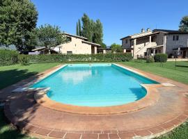 Fab villa with fenced pool, huge grounds, meditation park, child activity park，位于Limiti的酒店