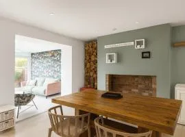 The PINK House , FREE Parking , 3 Bedrooms , Garden , close to M4 and countryside!