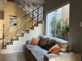 Casa em Lorena perto de Aparecida e Canção Nova，位于洛雷纳的酒店