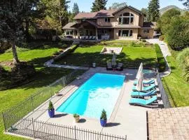 Lovely Riverfront Grants Pass Home Pool and Hot Tub