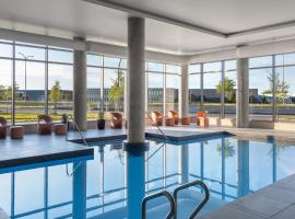 Staybridge Suites Montreal Airport - St-Laurent by IHG，位于蒙特利尔的酒店