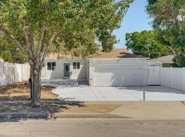 Between LA and Orange County Quiet Getaway with Patio，位于皮科里韦拉的酒店