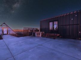 ART HAUS Grand Canyon South Rim - Hot Tub, Hammock, Movie Projector, Telescope，位于瓦莱的酒店