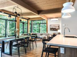 Chalet Van Haven Nature Lake Hot Tub Fire Pit Game Room，位于Labelle的酒店