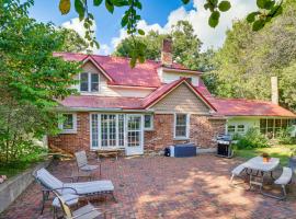 Historic Lakefront Home w/ Dock on Green Lake!，位于Ripon的酒店