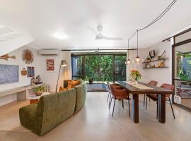 Villa Palma - A Leafy Chic Retreat by the Foreshore，位于Fannie Bay的酒店