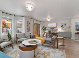 Mid-century Riverview Haven W Waterfall Hot Tub!