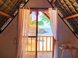 Beach Front Cabana 1, Puraran Surf Resort，位于Sampong的木屋