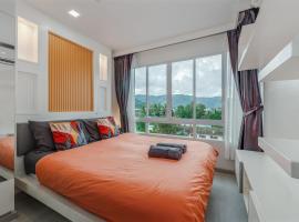 A Stylish Condo in Local Area Kathu, Phuket，位于卡图的酒店