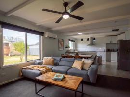 Spacious Kerang Retreat - Stylish & Cosy，位于Kerang的酒店