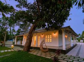 Ashtamudi Lake Villa by VOYE HOMES - Pet Friendly & Events Welcome，位于奎隆的酒店