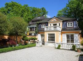 Yacht- , und Reisemobilhafen "Historisches Fährhaus" Wendenschloss，位于柏林的山林小屋