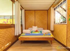 Room 1 - Secluded shared Rustic Bungalow by Tipaniers Beach，位于Iumaru的酒店