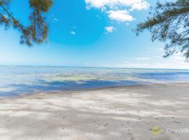 Room 2 - Secluded shared Rustic Bungalow by Tipaniers Beach，位于Iumaru的酒店