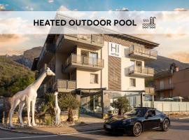 Hi Hotels Torbole - Heated Outdoor Pool & Spa，位于托尔博莱的酒店
