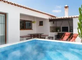 The Old House with Heated Pool, BBQ, Fireplace