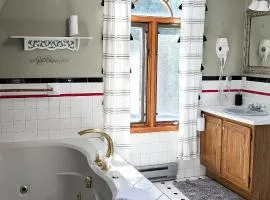 3 Bedroom 2 Bath Carriage House (Pet Friendly)