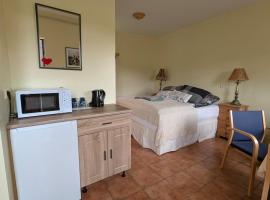 Staðarhóll Guesthouse room A，位于Þingeyjarsveit的酒店