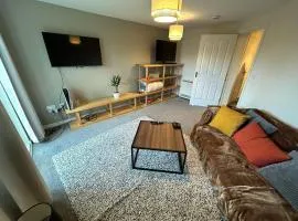 Spacious 2-Bedroom Flat Near Shops & Transport