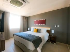 Ramada Residences by Wyndham Puerto Madryn CQ Gales，位于玛德琳港的酒店