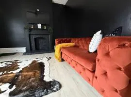 Jungle House Columbus Short North Downtown Free Parking - Near Convention Center & Nationwide Arena - 4BR Luxury Home - Sleeps 12 - Over 5,800 Five Star Stays