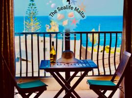 The Sealife Malta 2 BR Seaview Condo Marsaskala，位于马尔萨斯卡拉的酒店
