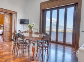 Villa Desiderio Elysia Penthouse with Vesuvius View，位于安格里的酒店