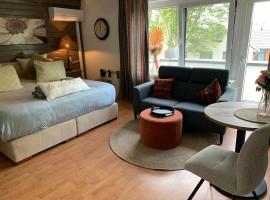 Comfortabele Familie Suite met 2 slaapkamers, balkon, speelzolder, Airco，位于Den Ham的酒店