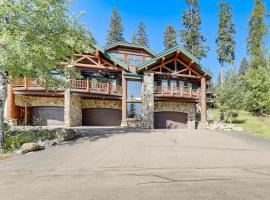Ski-In/Out, Hot Tub: Spacious Retreat in Whitefish，位于白鱼镇的酒店
