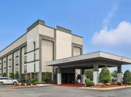 小石城品质旅馆及套房酒店，位于小石城的酒店