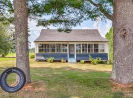 Less Than 1 Mi to Lake Mtn-View Cabin with Porch in Newport，位于Newport的酒店