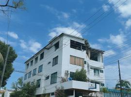 Hotel Avenida 15，位于梅尔加的带泳池的酒店