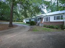 Pine Haven Getaway -Crib, Pets Welcome, Perfect for Families & Groups