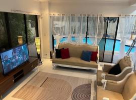 4BR Tipolo rest house with Pool Sauna billiards hockey，位于Cupang的酒店