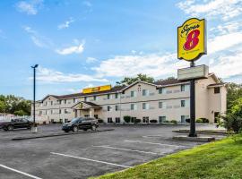 速8独立酒店，位于独立城的酒店