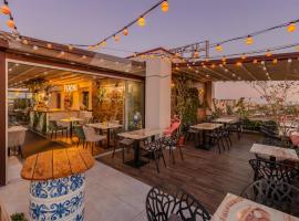 尼维斯SPA疗养酒店，位于奥拉迪亚的带停车场的酒店