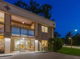 Super 8 by Wyndham Traverse City，位于特拉弗斯城的酒店