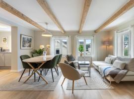 Stilfull bolig med 4 soverom - n&aelig;r Arendal sentrum med parkering，位于阿伦达尔的带停车场的酒店