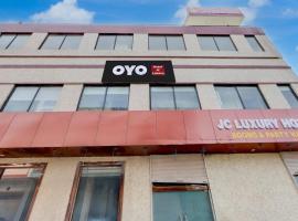 JC Luxury Hotel，位于Kurukshetra的酒店