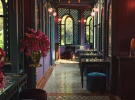 Riad Luxury Hotel Hanoi，位于Sóc Sơn的酒店