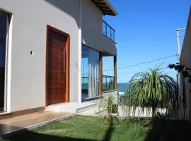 Casa com mezanino, de frente para o mar