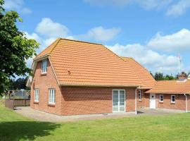 4 star holiday home in Blåvand，位于赫欧的酒店