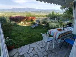 Garden Apartment in Panorama Kariani with Free Parking & BBQ, Near the Sea