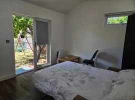 Cosy Modern Studio Apt in Wallington near Station
