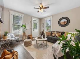 Sophisticated Boho Condo Walkable Columbus，位于哥伦布的酒店