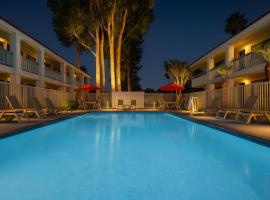 千橡树南6号汽车旅馆，位于千橡市的酒店