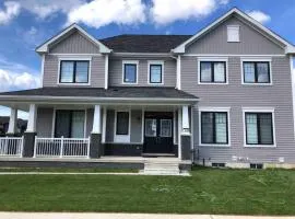 Two Adjacent Modern Homes in West Niagara Sleep 16